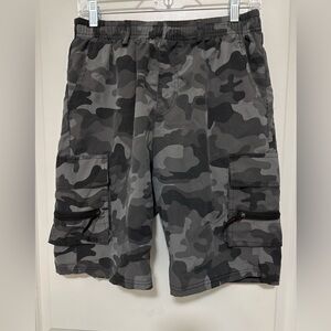 Cargo shorts 
Camo 
Medium
6 pockets